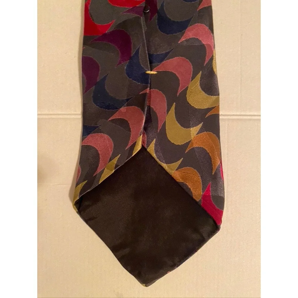 Je Suis Silk Necktie Multi-Color Geometric Crescent Wave Pattern Grey Red Gold